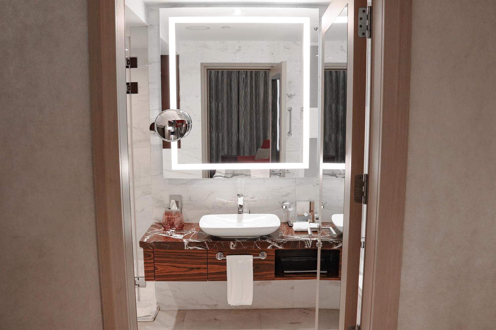 Hotel Millennium Plaza 5*
